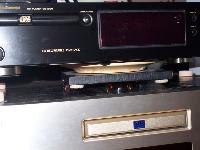 ＣＤプレーヤをストーンヒーラーで1点支持！こんなにいい加減な置き方でも凄い効果！ストーンヒーラー恐るべし。